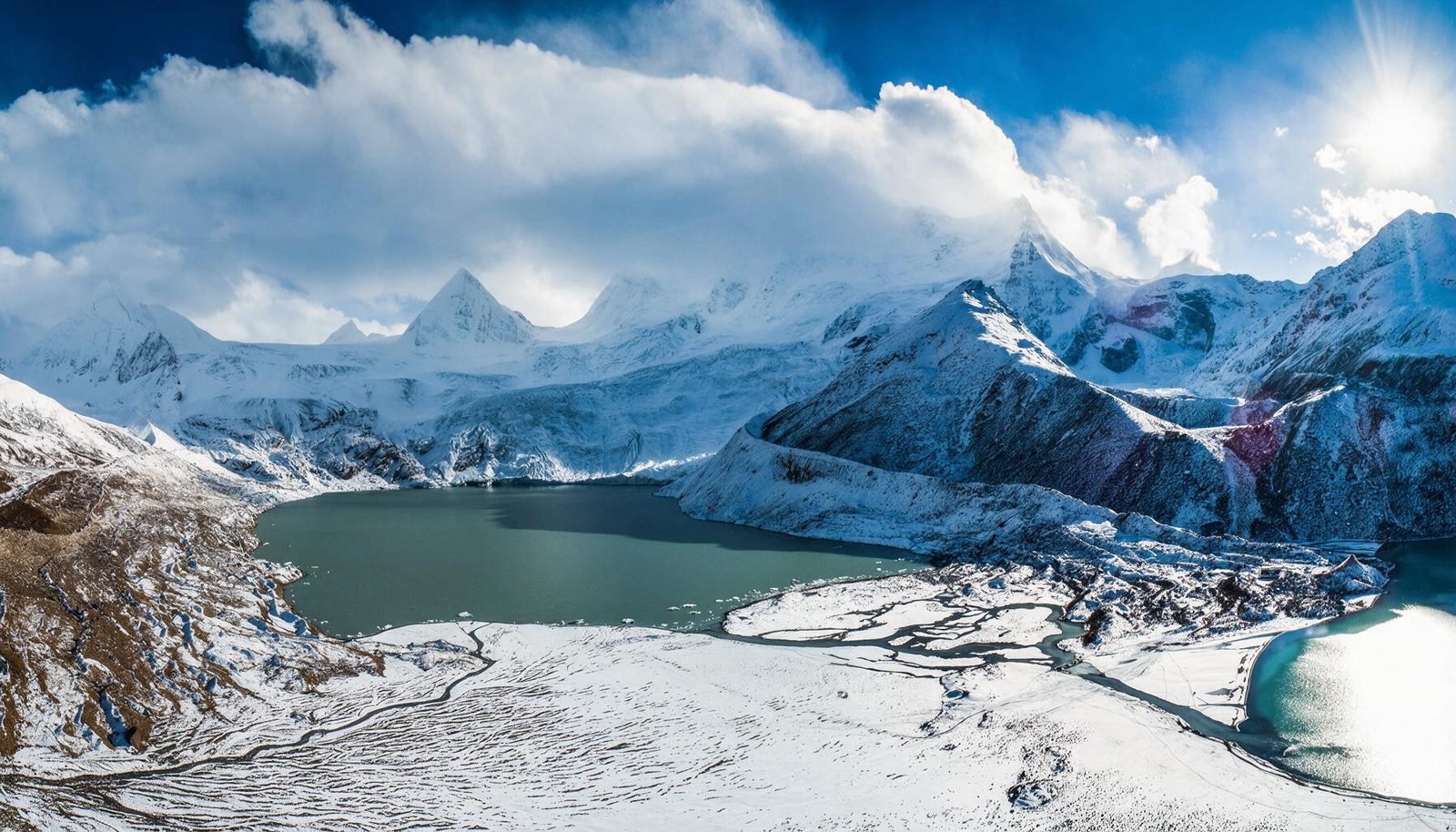 布加雪山冰川湖